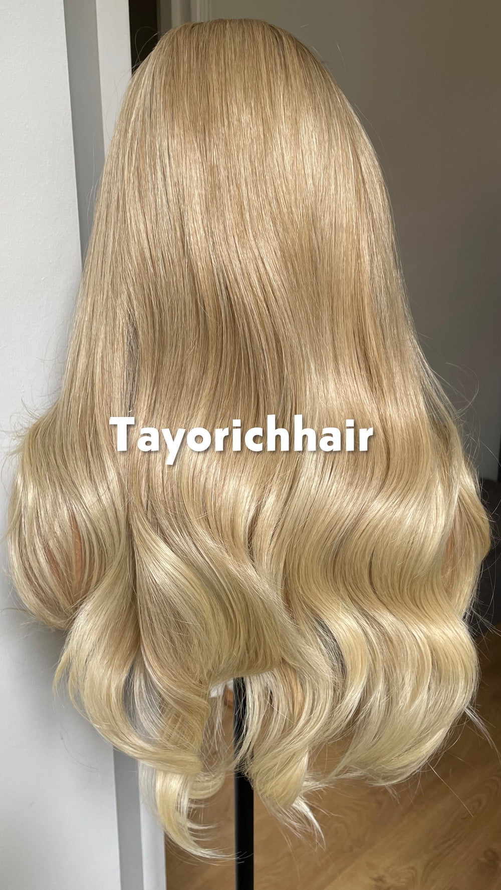 Light Honey Blonde Luxury Synthetic Wig With Highlights And Dark Roots•20 Shoulder Lenght Inches Soft Hair Wig• Elegant Beautiful Women Wig