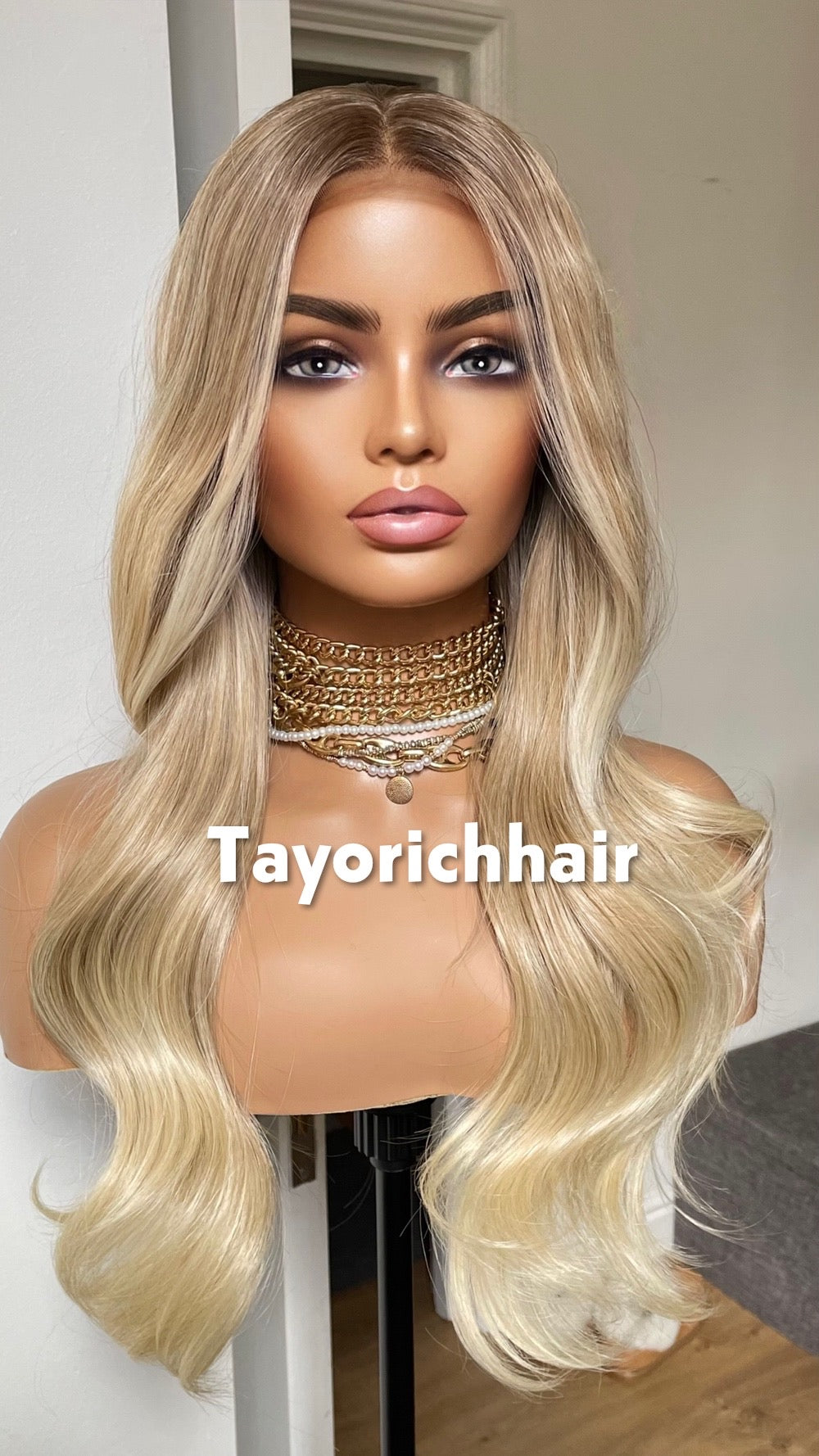 Light Honey Blonde Luxury Synthetic Wig With Highlights And Dark Roots•20 Shoulder Lenght Inches Soft Hair Wig• Elegant Beautiful Women Wig