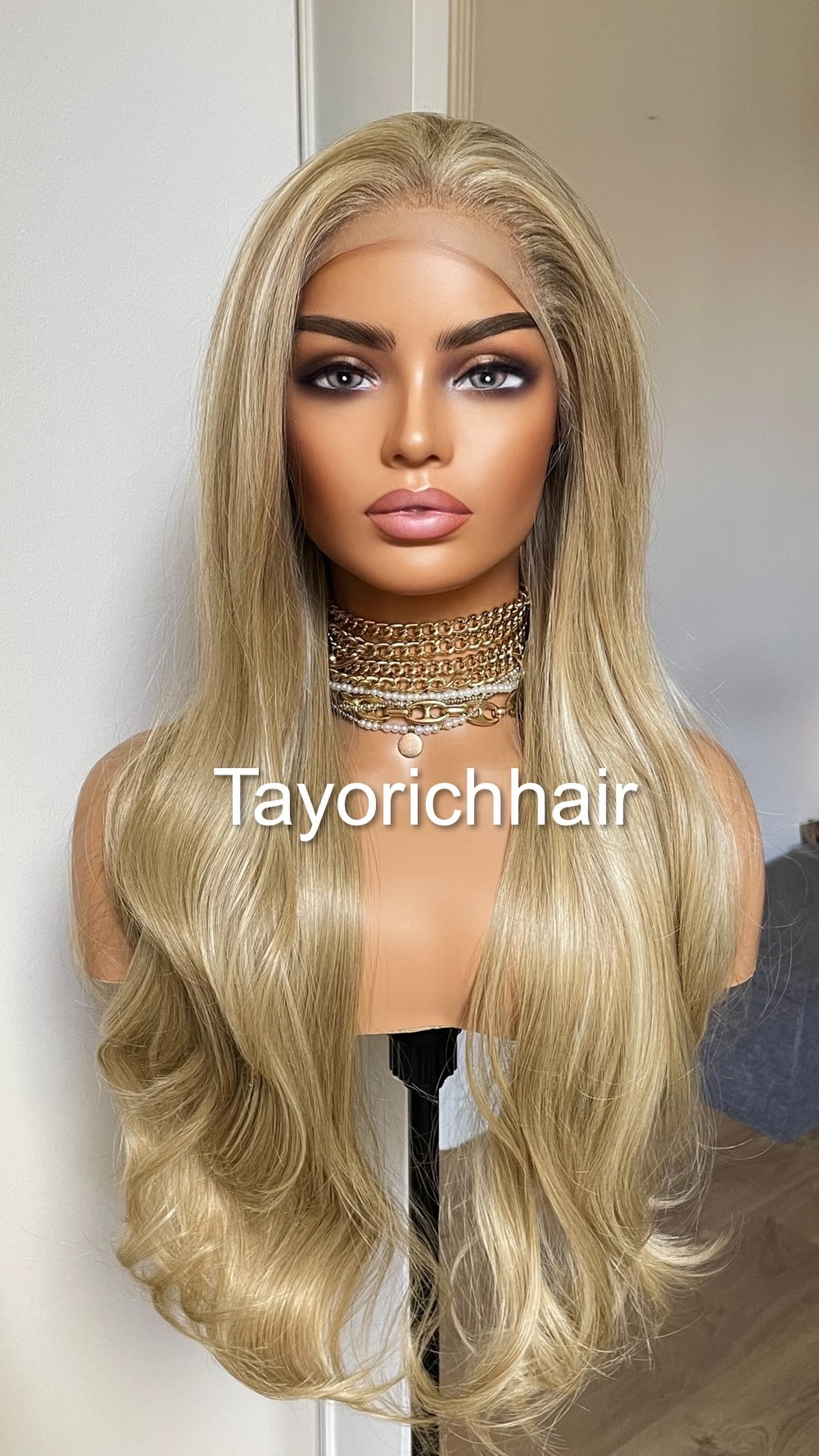 Golden blonde 26 Inches Heat Friendly Synthetic Wig With Highlights-Free Part Long Hair Wig-Natural Looking Blonde Wavy Hair Wig For Women
