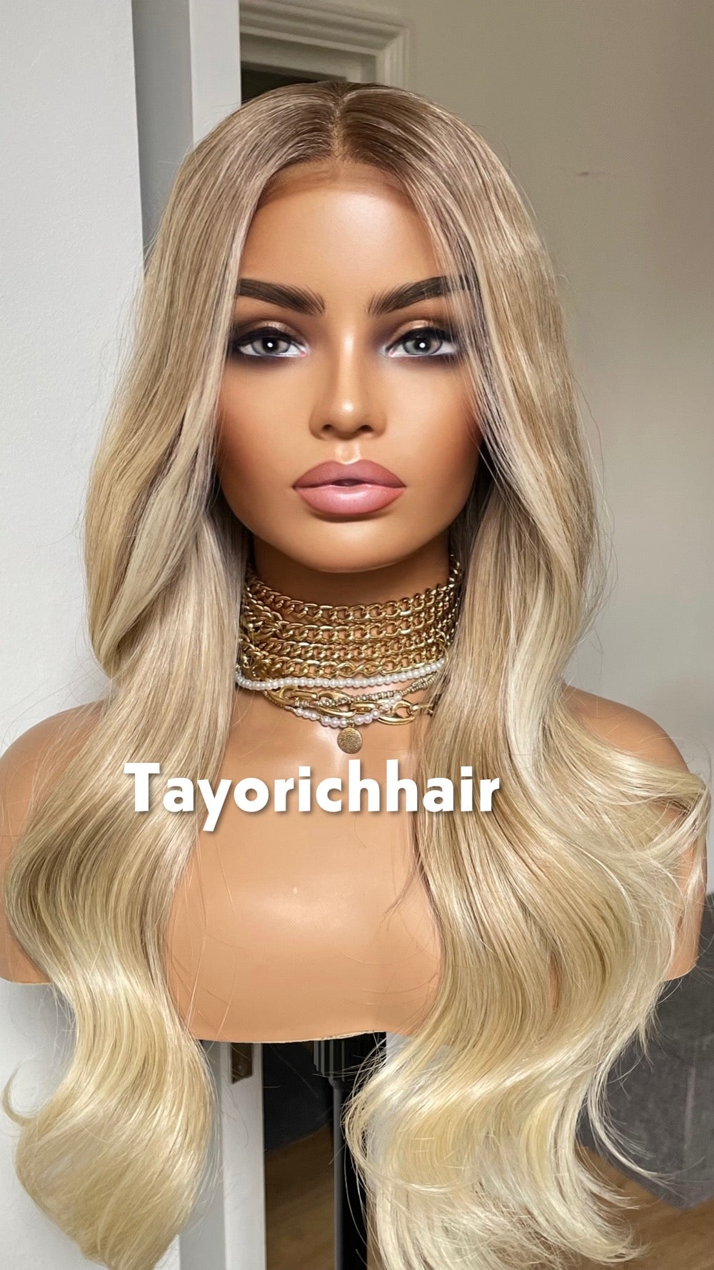 Light Honey Blonde Luxury Synthetic Wig With Highlights And Dark Roots•20 Shoulder Lenght Inches Soft Hair Wig• Elegant Beautiful Women Wig