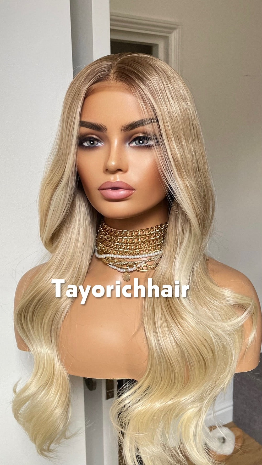 Light Honey Blonde Luxury Synthetic Wig With Highlights And Dark Roots•20 Shoulder Lenght Inches Soft Hair Wig• Elegant Beautiful Women Wig