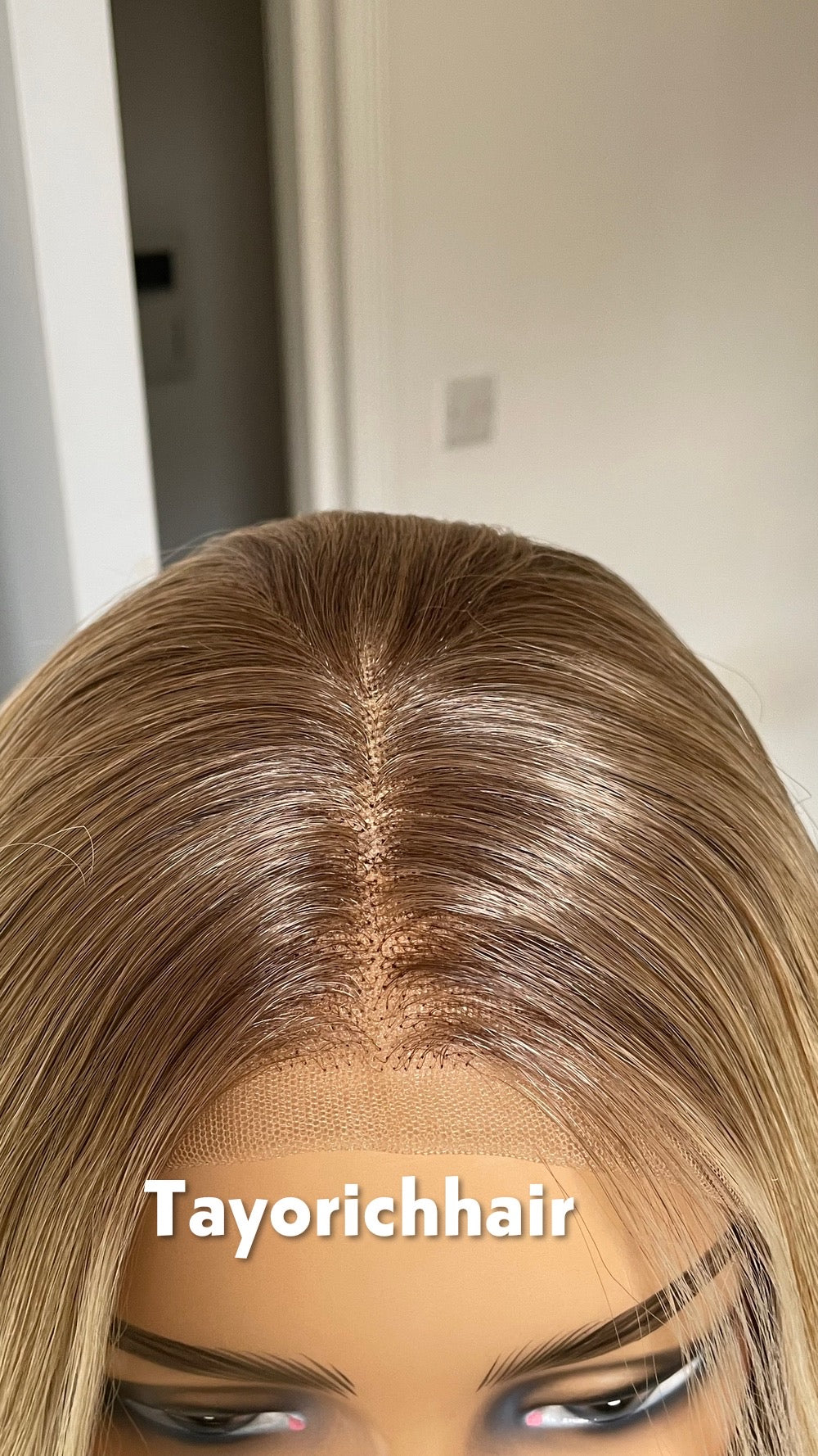 Light Honey Blonde Luxury Synthetic Wig With Highlights And Dark Roots•20 Shoulder Lenght Inches Soft Hair Wig• Elegant Beautiful Women Wig