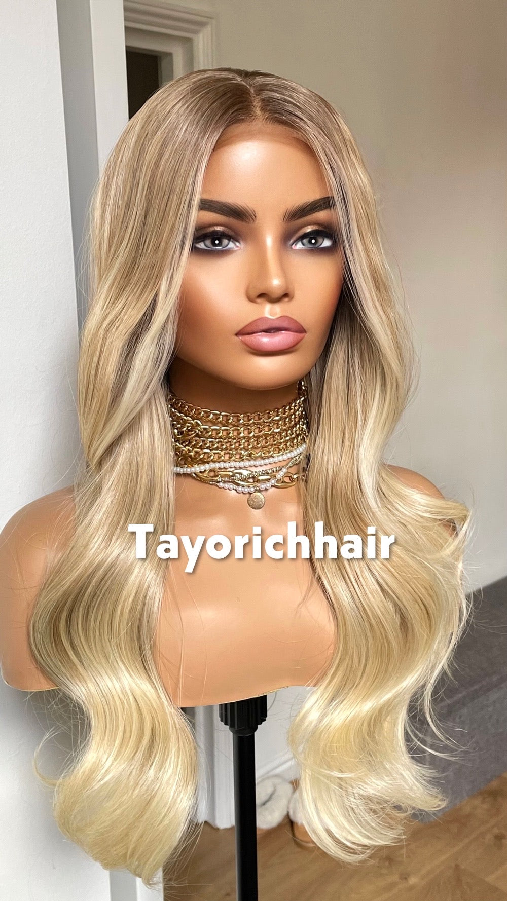 Light Honey Blonde Luxury Synthetic Wig With Highlights And Dark Roots•20 Shoulder Lenght Inches Soft Hair Wig• Elegant Beautiful Women Wig