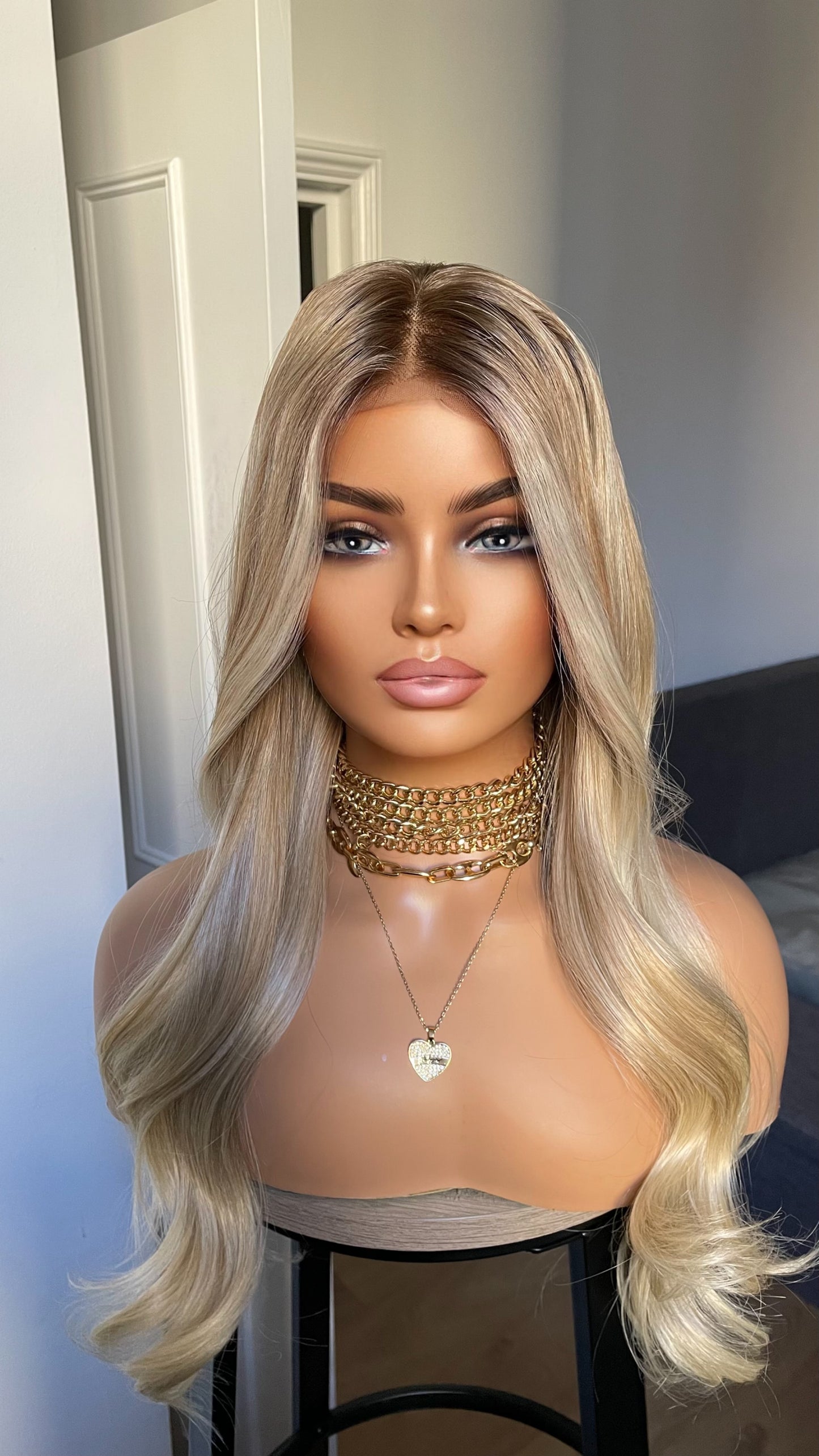 Light Honey Blonde Luxury Synthetic Wig With Highlights And Dark Roots•20 Shoulder Lenght Inches Soft Hair Wig• Elegant Beautiful Women Wig