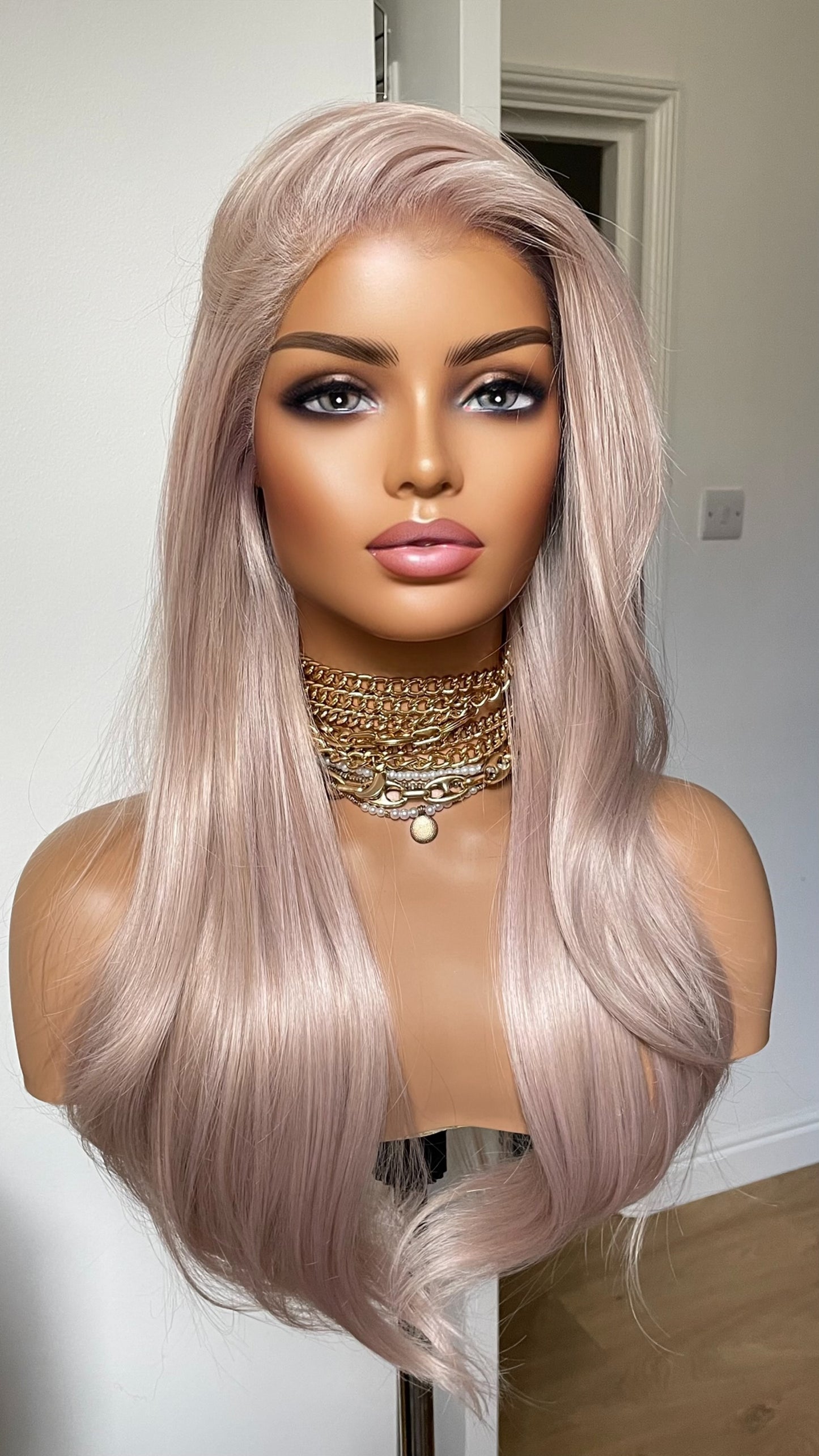 Tayorichhair Pale Pink Wavy Synthetic Wig – Pre-Cut 13x4 Transparent Lace Front (Heat-Friendly Costume & Cosplay Unit)