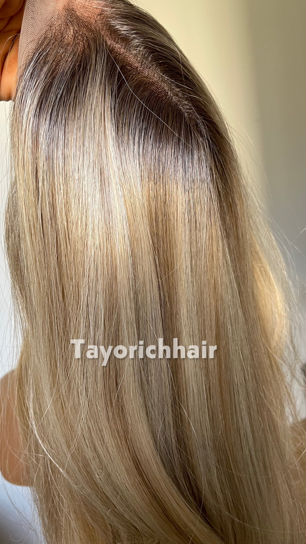 Tayorichhair Mixed Blonde Wavy Synthetic Wig – 20" Glueless Unit with Dark Roots (13x4 Transparent Lace & Thick Headband)