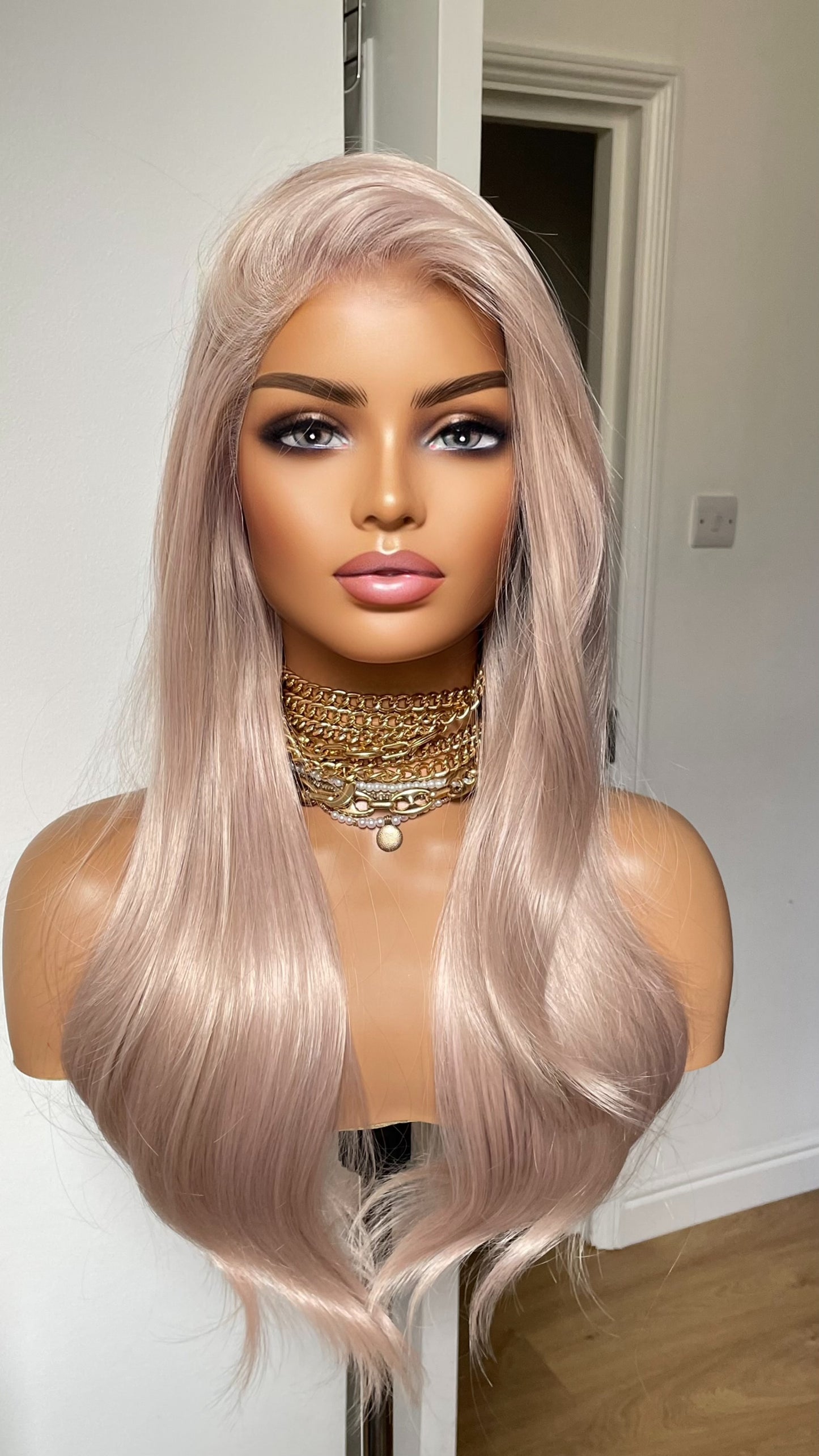 Tayorichhair Pale Pink Wavy Synthetic Wig – Pre-Cut 13x4 Transparent Lace Front (Heat-Friendly Costume & Cosplay Unit)