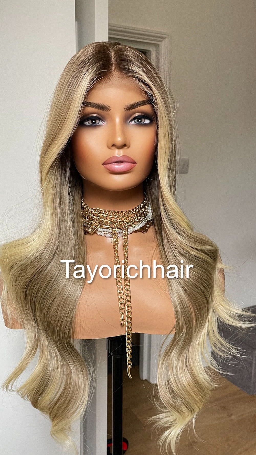 Dark Ash Blonde 20” Wavy Wig | Face-Framing Highlights | Tayorichhair