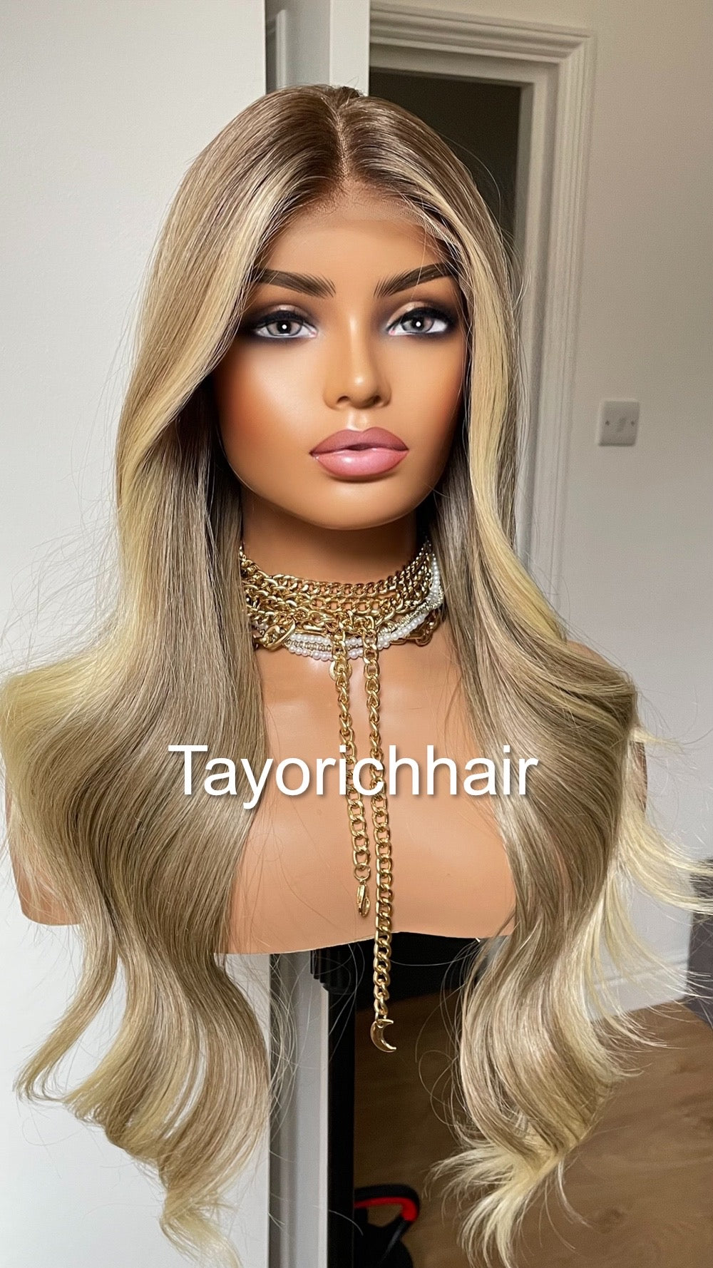 Dark Ash Blonde 20” Wavy Wig | Face-Framing Highlights | Tayorichhair
