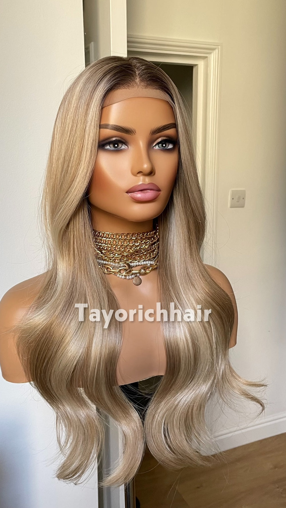 Tayorichhair Mixed Blonde Wavy Synthetic Wig – 20" Glueless Unit with Dark Roots (13x4 Transparent Lace & Thick Headband)