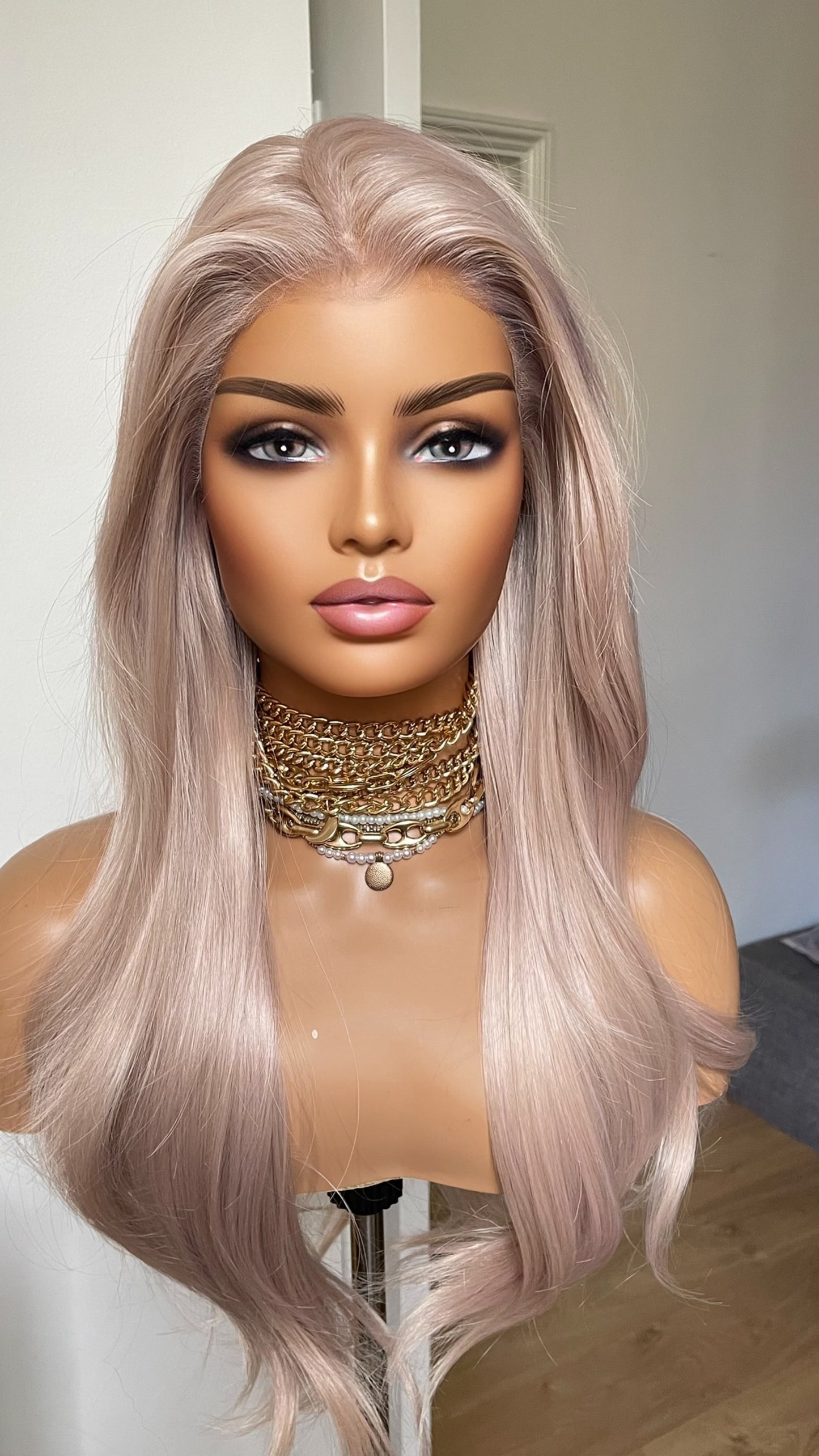 Tayorichhair Pale Pink Wavy Synthetic Wig – Pre-Cut 13x4 Transparent Lace Front (Heat-Friendly Costume & Cosplay Unit)