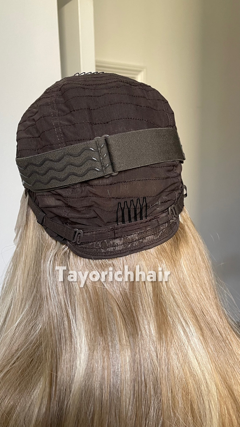 Tayorichhair Mixed Blonde Wavy Synthetic Wig – 20" Glueless Unit with Dark Roots (13x4 Transparent Lace & Thick Headband)