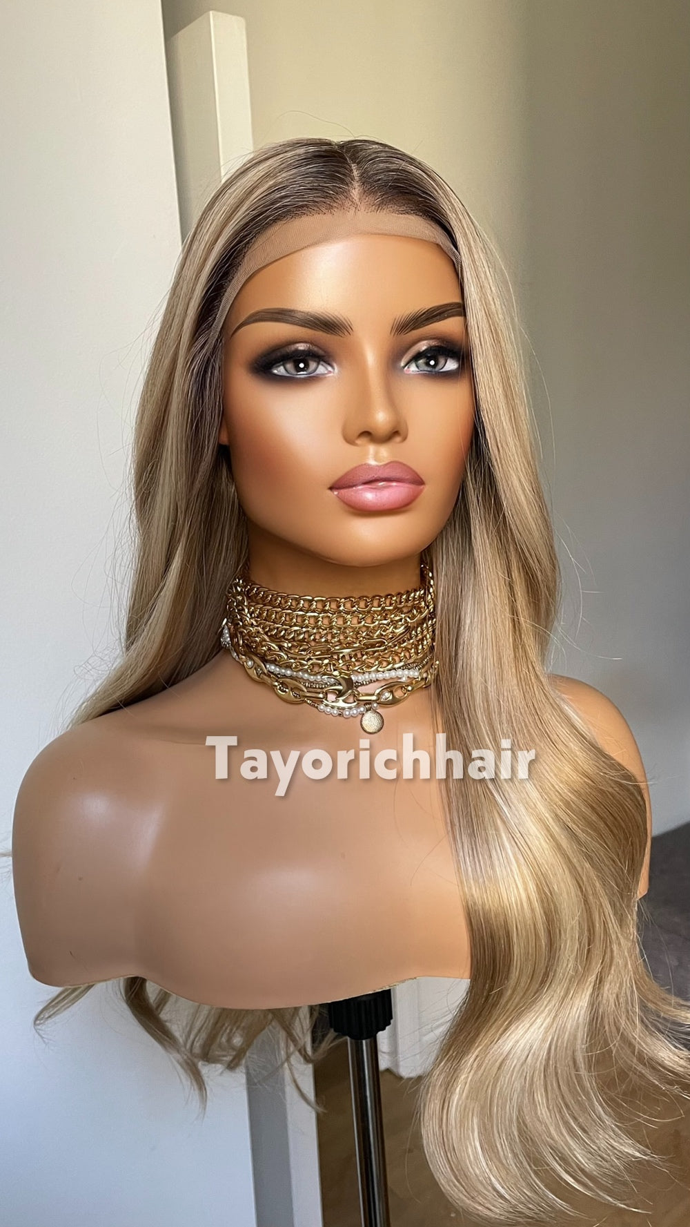 Tayorichhair Mixed Blonde Wavy Synthetic Wig – 20" Glueless Unit with Dark Roots (13x4 Transparent Lace & Thick Headband)