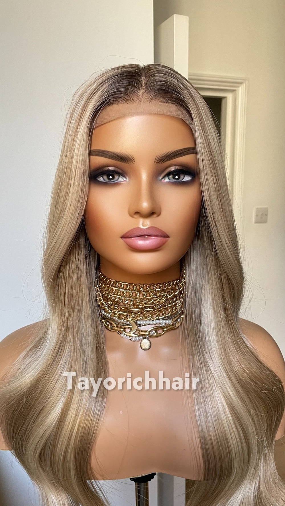 Tayorichhair Mixed Blonde Wavy Synthetic Wig – 20" Glueless Unit with Dark Roots (13x4 Transparent Lace & Thick Headband)