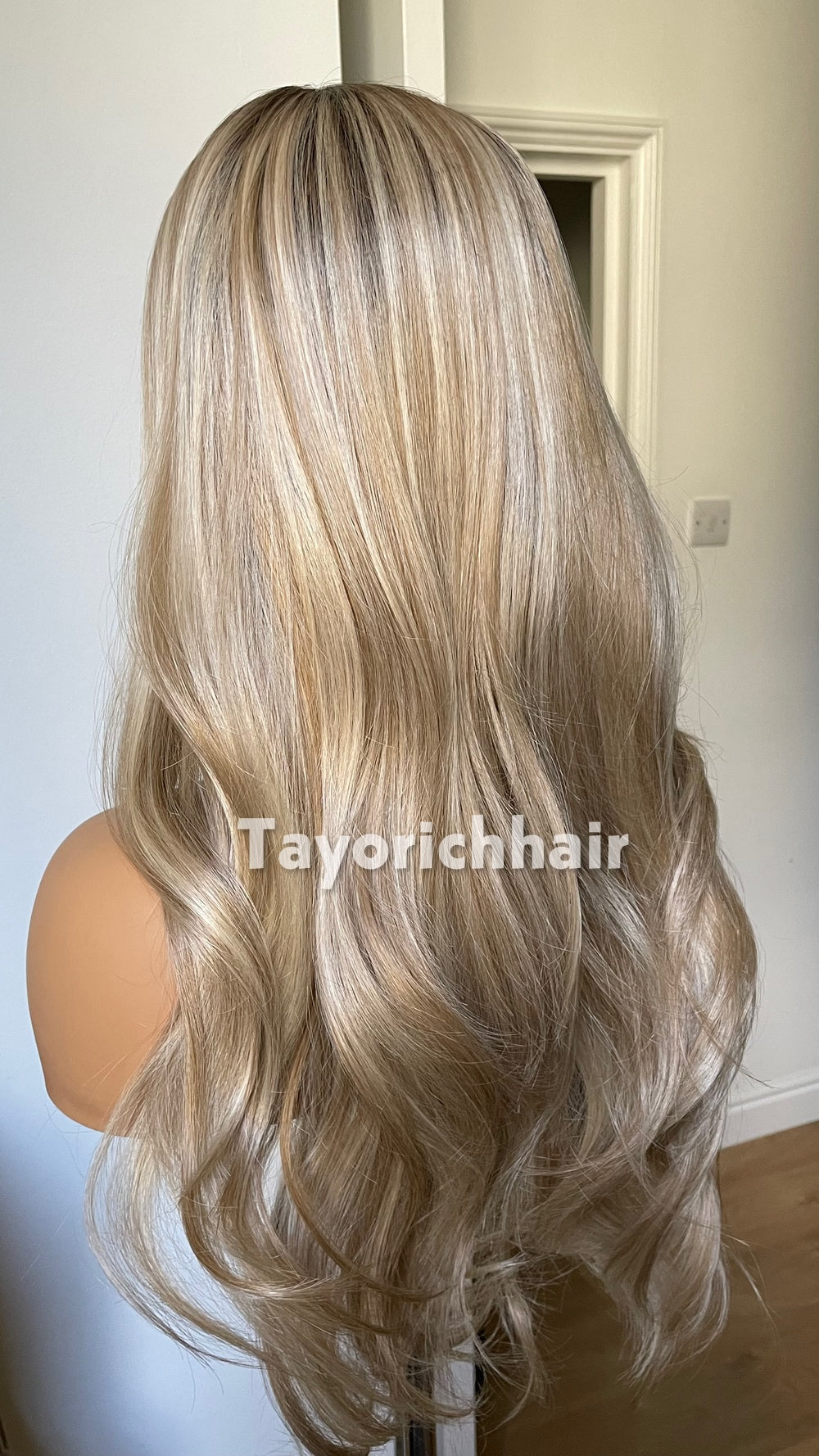Tayorichhair Mixed Blonde Wavy Synthetic Wig – 20" Glueless Unit with Dark Roots (13x4 Transparent Lace & Thick Headband)