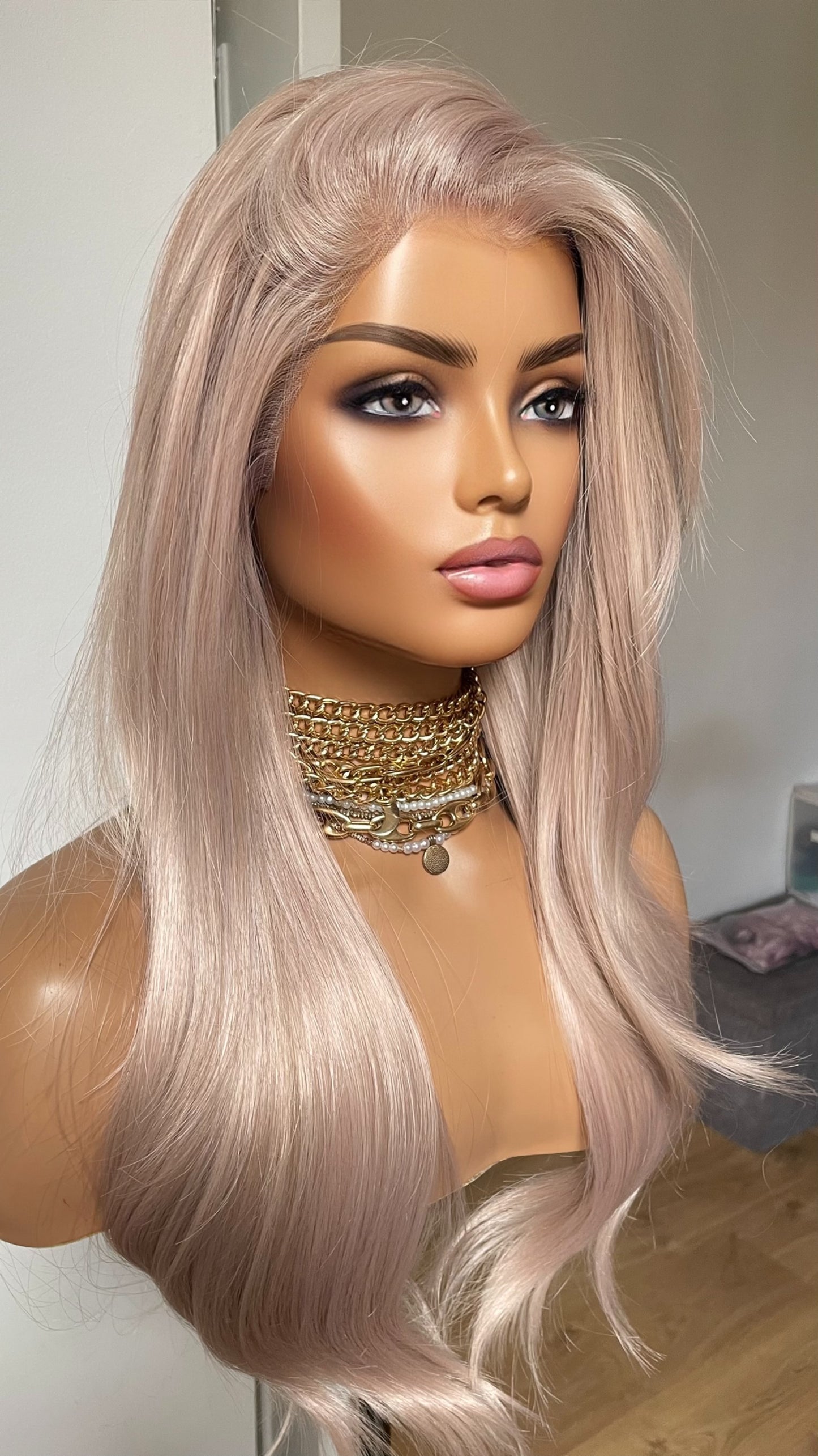 Tayorichhair Pale Pink Wavy Synthetic Wig – Pre-Cut 13x4 Transparent Lace Front (Heat-Friendly Costume & Cosplay Unit)
