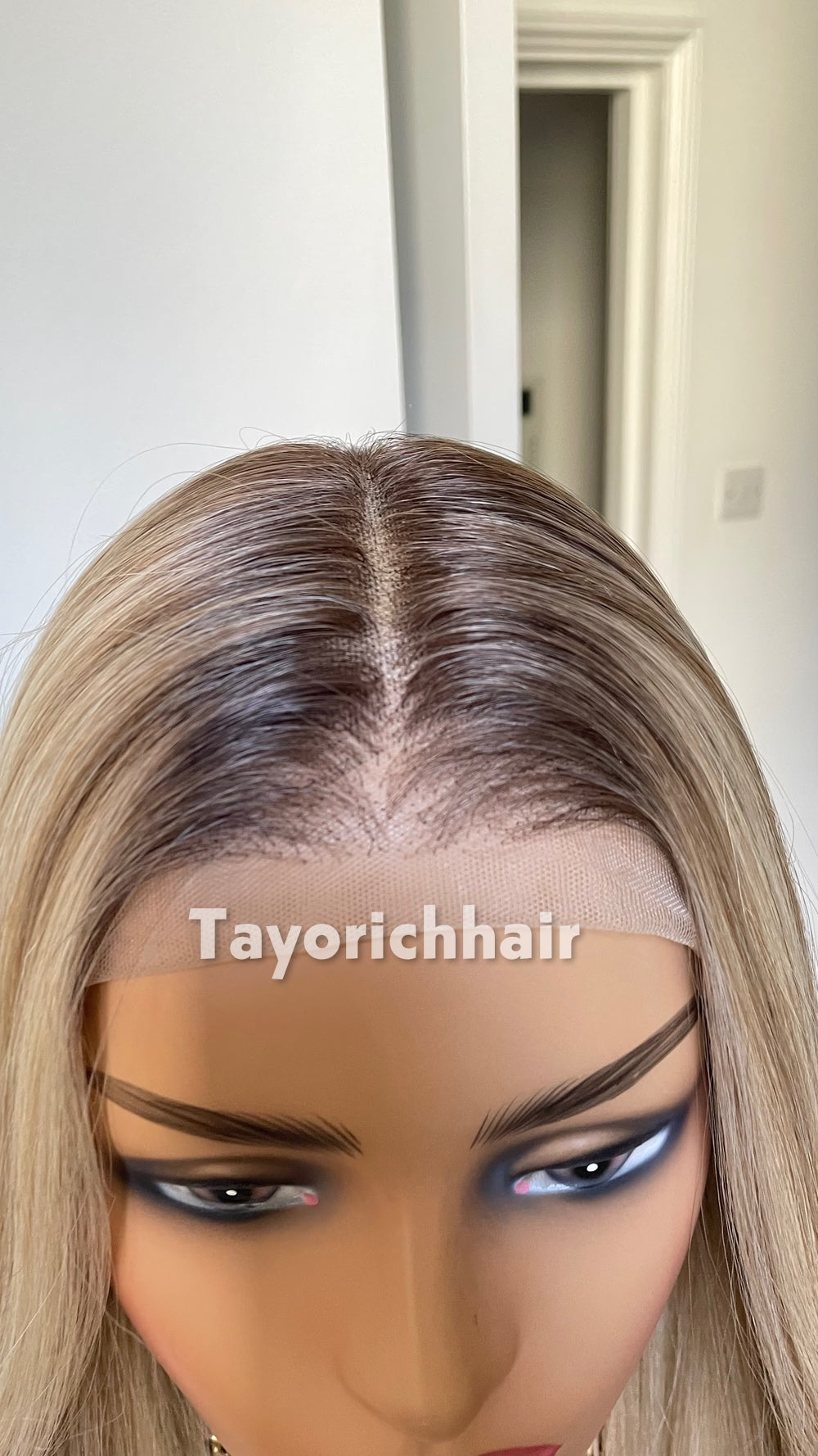 Tayorichhair Mixed Blonde Wavy Synthetic Wig – 20" Glueless Unit with Dark Roots (13x4 Transparent Lace & Thick Headband)