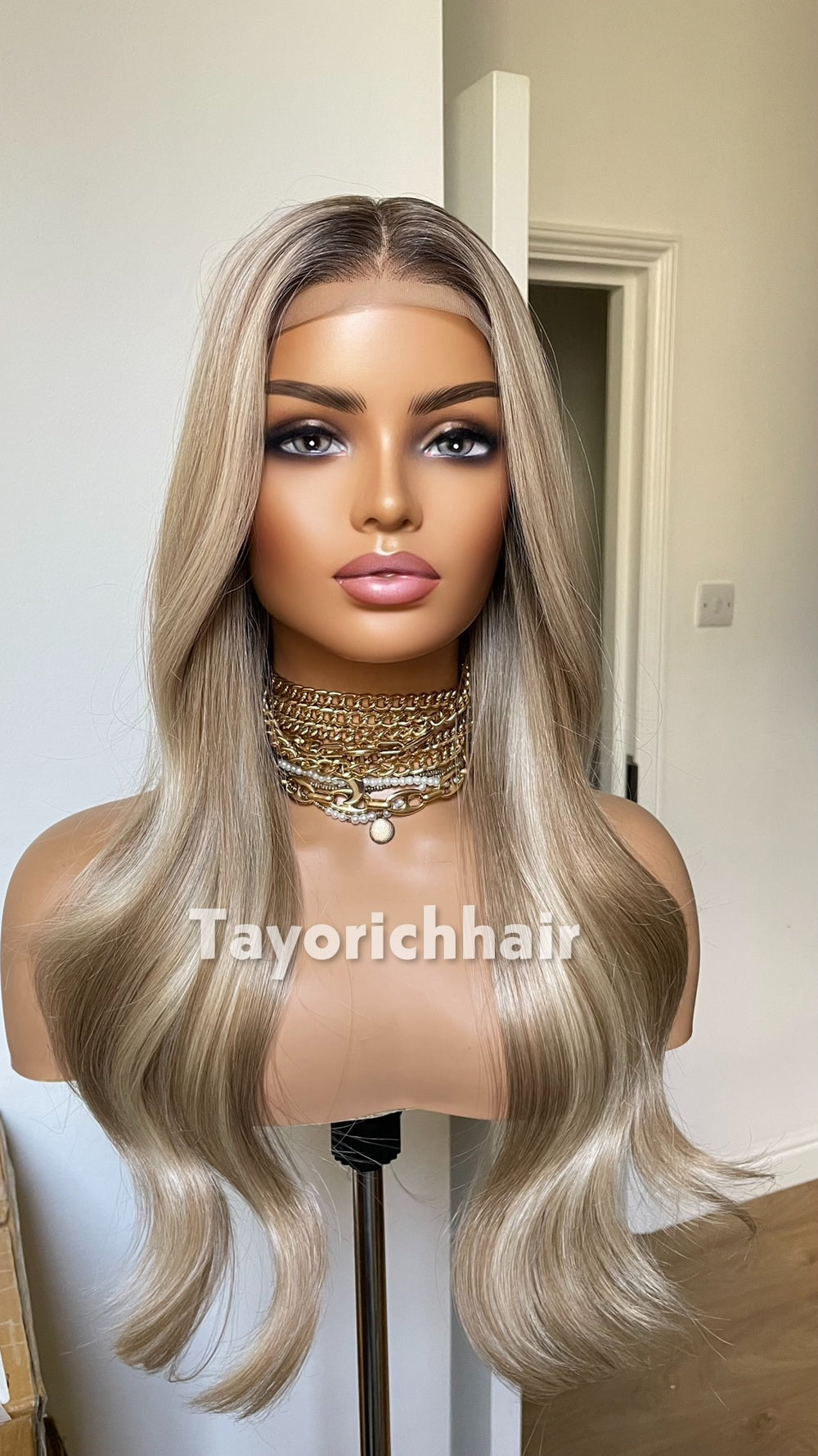 Tayorichhair Mixed Blonde Wavy Synthetic Wig – 20" Glueless Unit with Dark Roots (13x4 Transparent Lace & Thick Headband)