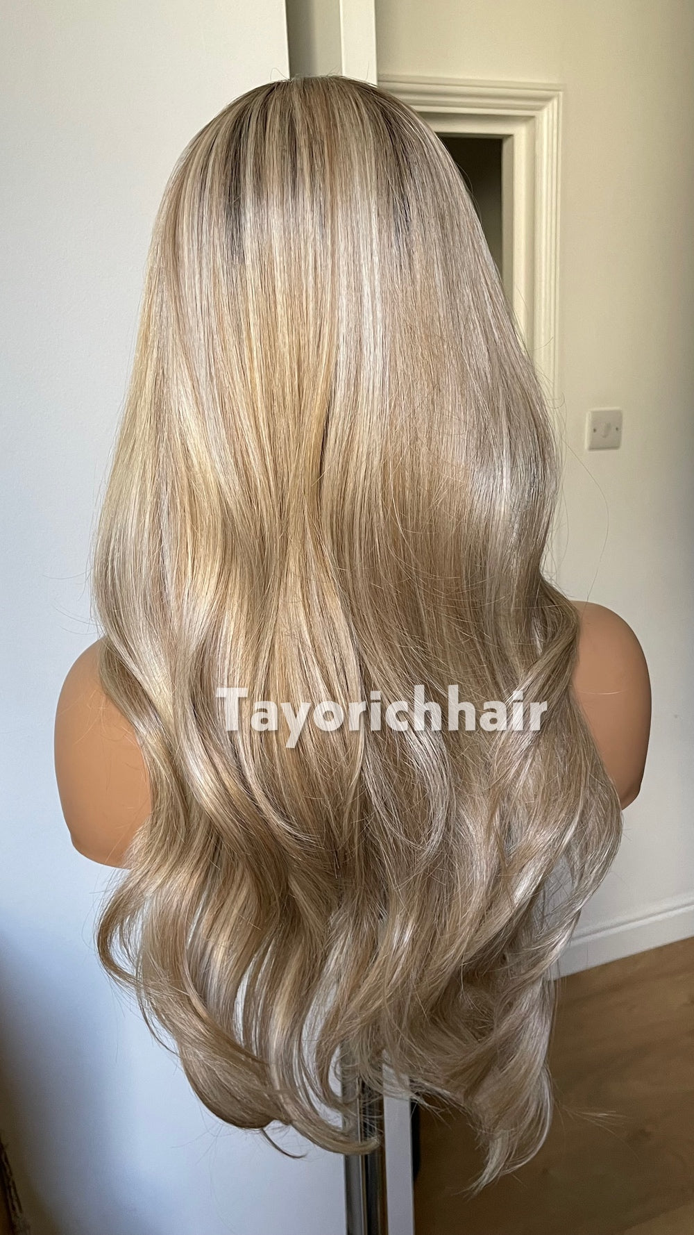 Tayorichhair Mixed Blonde Wavy Synthetic Wig – 20" Glueless Unit with Dark Roots (13x4 Transparent Lace & Thick Headband)