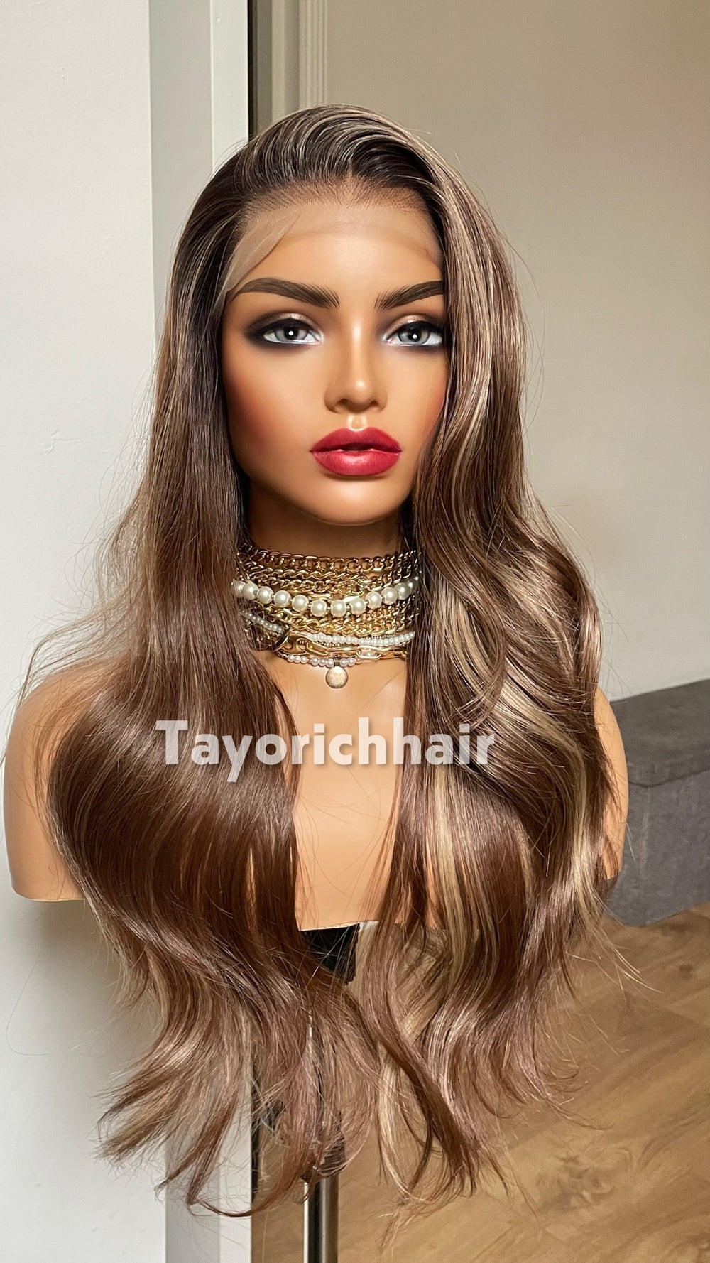 20-Inch Brown & Blonde Highlighted Wavy Synthetic Wig – Glueless Lace Front