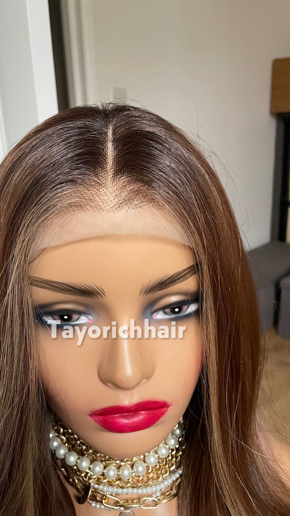 20-Inch Brown & Blonde Highlighted Wavy Synthetic Wig – Glueless Lace Front