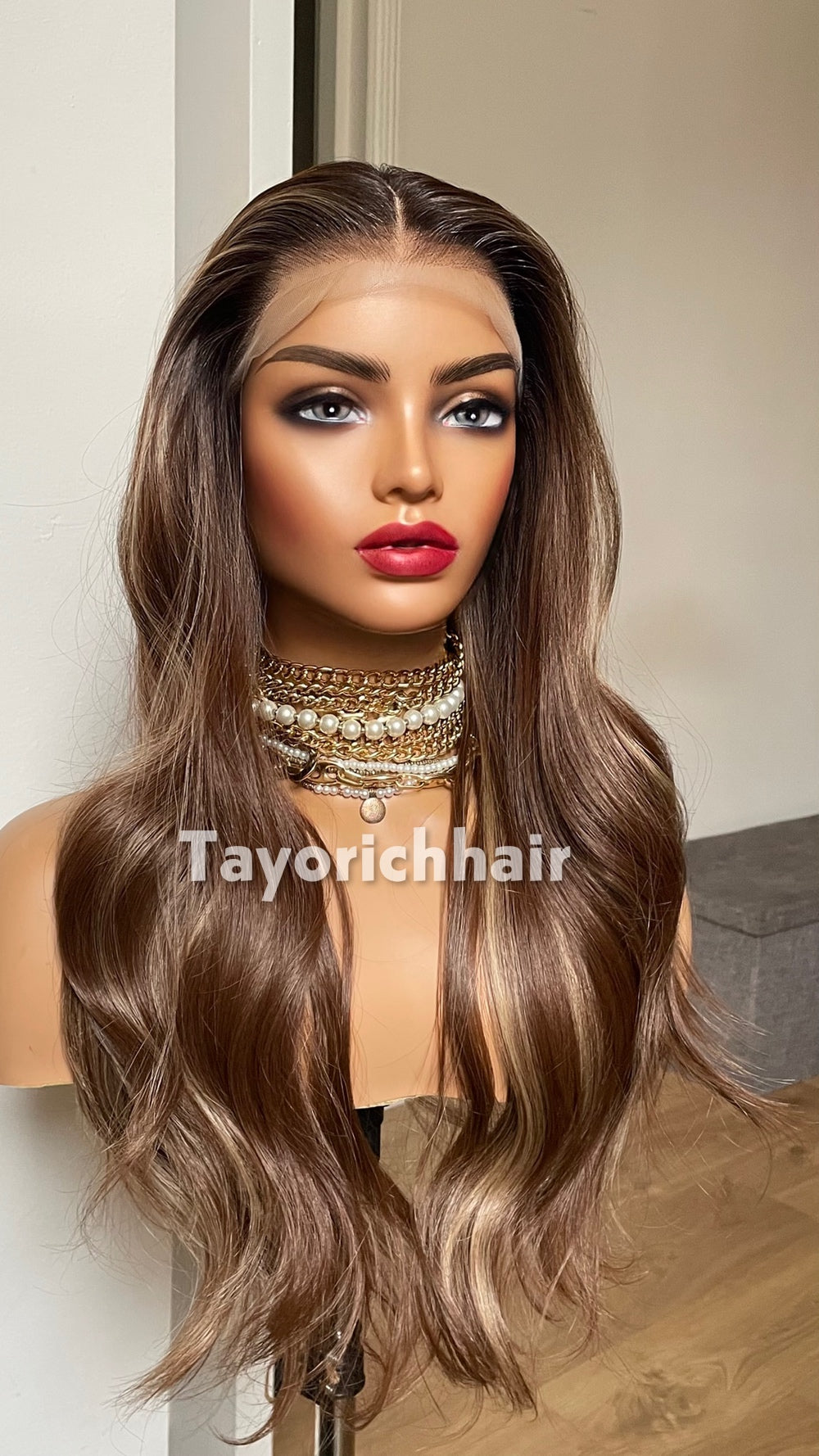 20-Inch Brown & Blonde Highlighted Wavy Synthetic Wig – Glueless Lace Front