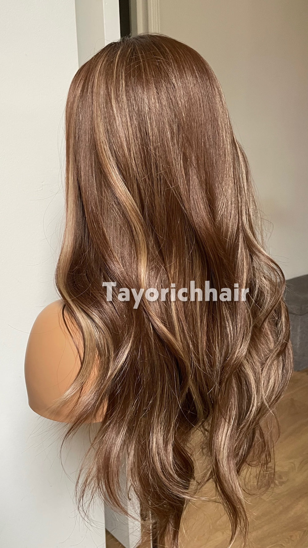 20-Inch Brown & Blonde Highlighted Wavy Synthetic Wig – Glueless Lace Front