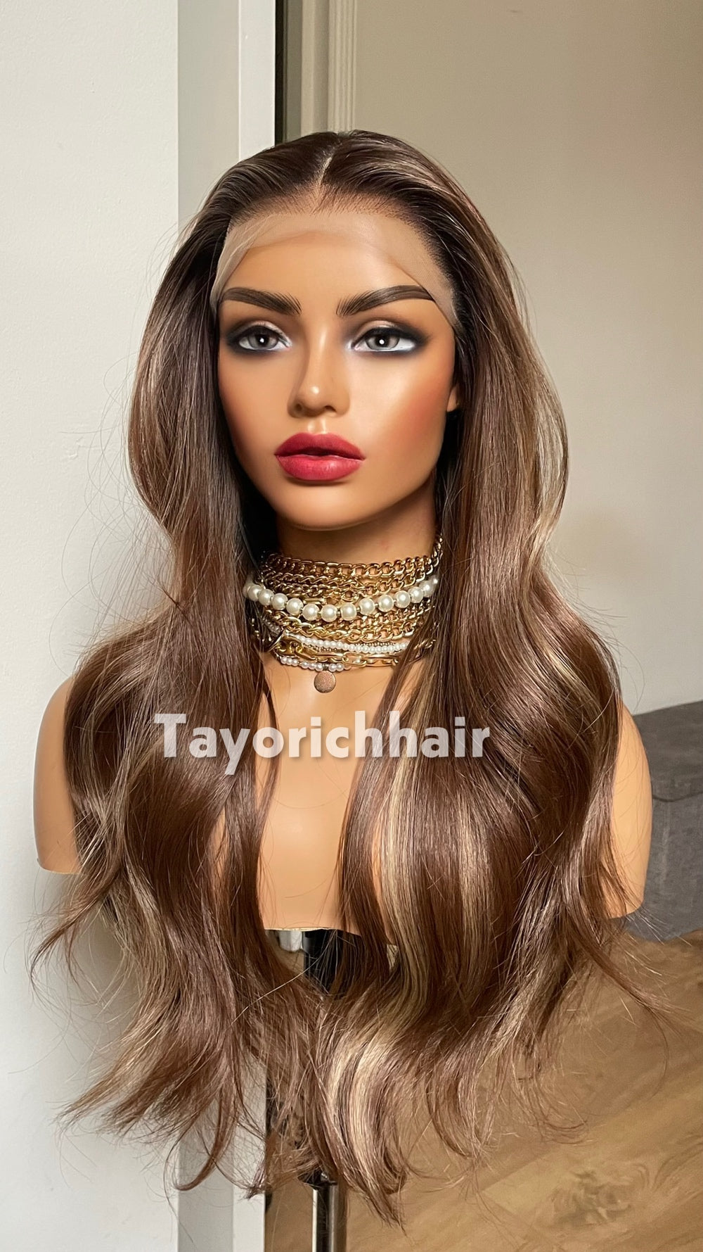 20-Inch Brown & Blonde Highlighted Wavy Synthetic Wig – Glueless Lace Front
