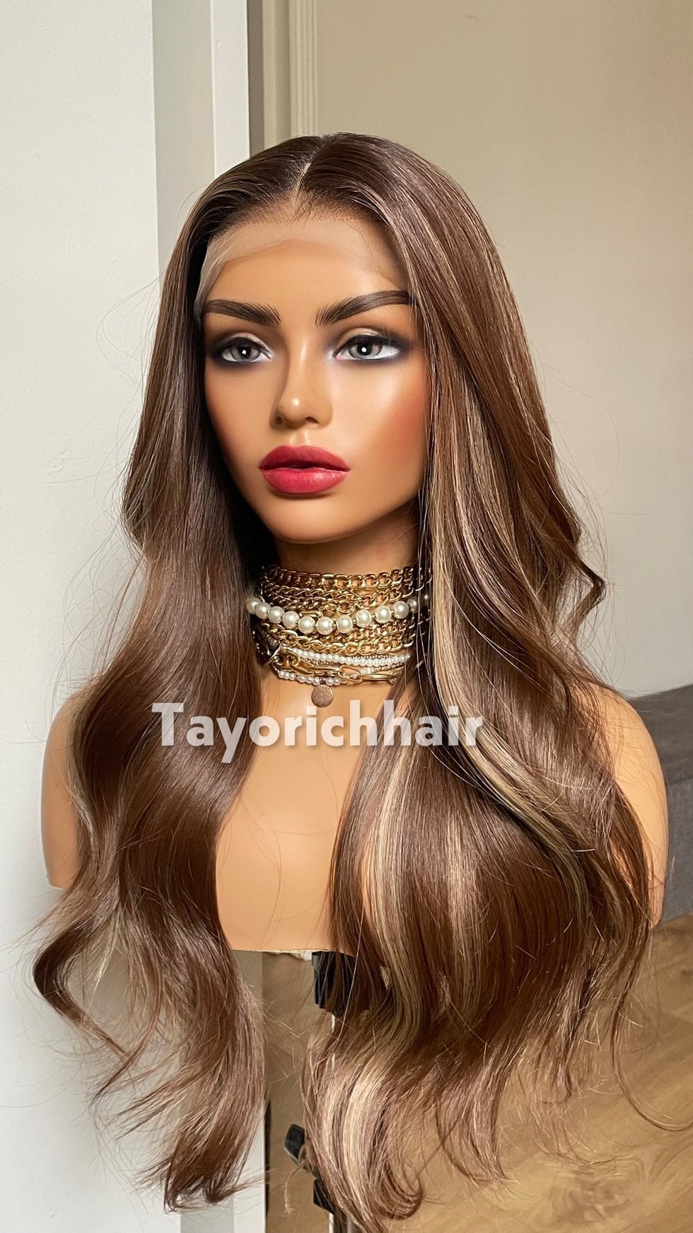 20-Inch Brown & Blonde Highlighted Wavy Synthetic Wig – Glueless Lace Front