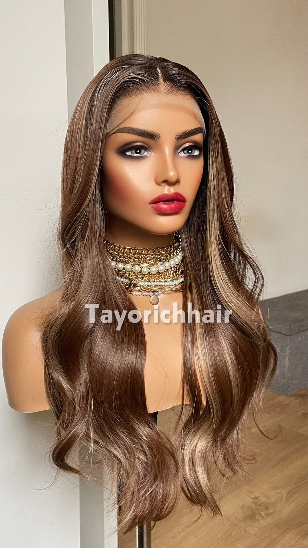 20-Inch Brown & Blonde Highlighted Wavy Synthetic Wig – Glueless Lace Front