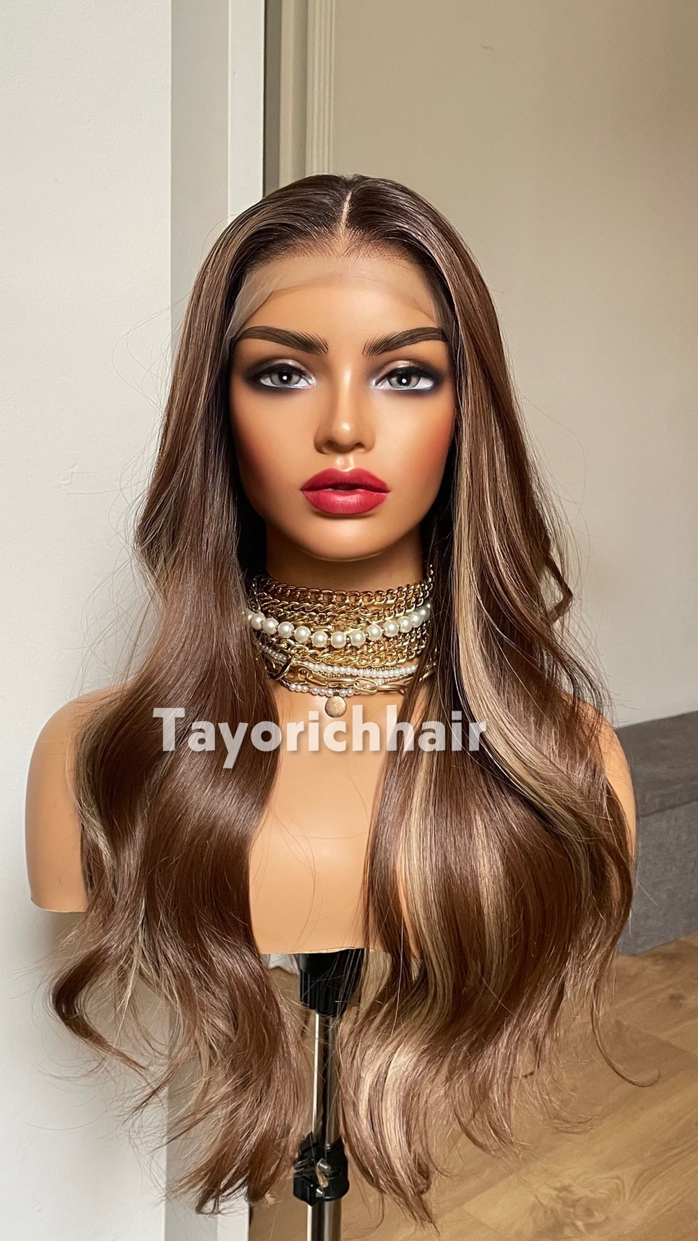 20-Inch Brown & Blonde Highlighted Wavy Synthetic Wig – Glueless Lace Front
