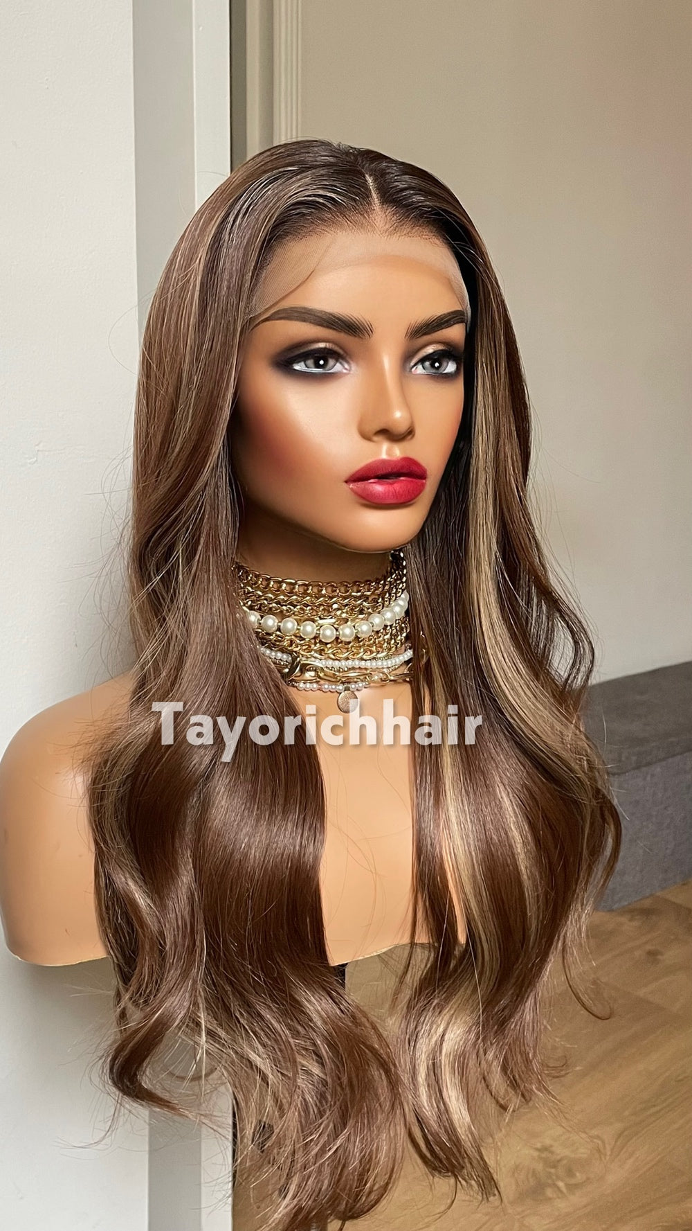 20-Inch Brown & Blonde Highlighted Wavy Synthetic Wig – Glueless Lace Front
