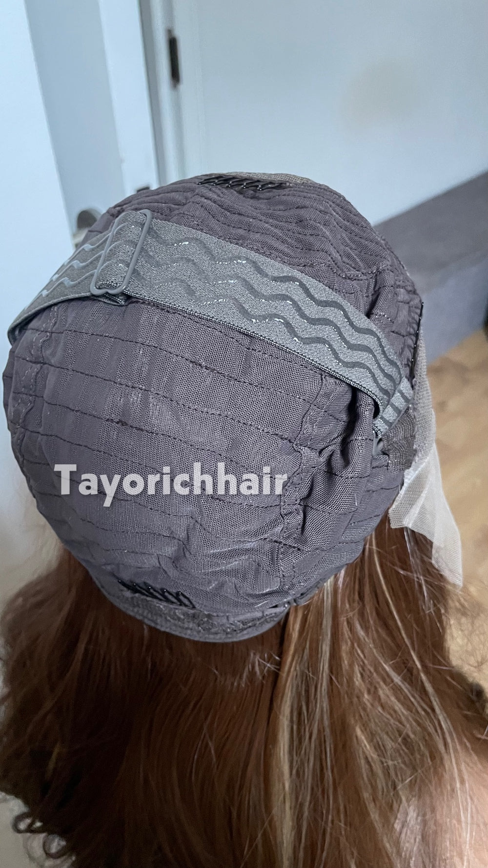 20-Inch Brown & Blonde Highlighted Wavy Synthetic Wig – Glueless Lace Front
