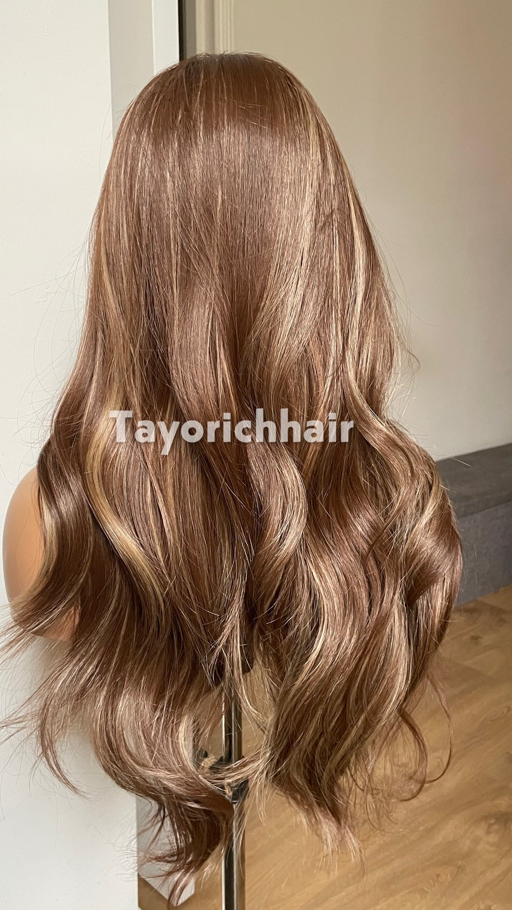 20-Inch Brown & Blonde Highlighted Wavy Synthetic Wig – Glueless Lace Front