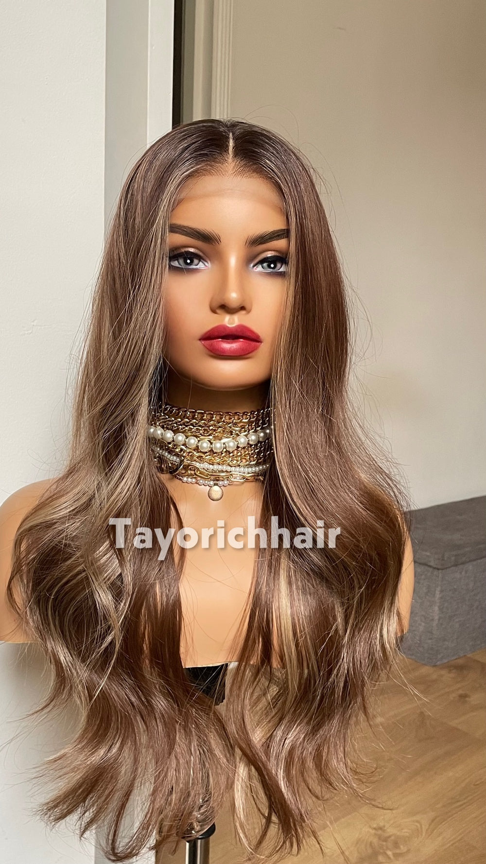 20-Inch Brown & Blonde Highlighted Wavy Synthetic Wig – Glueless Lace Front