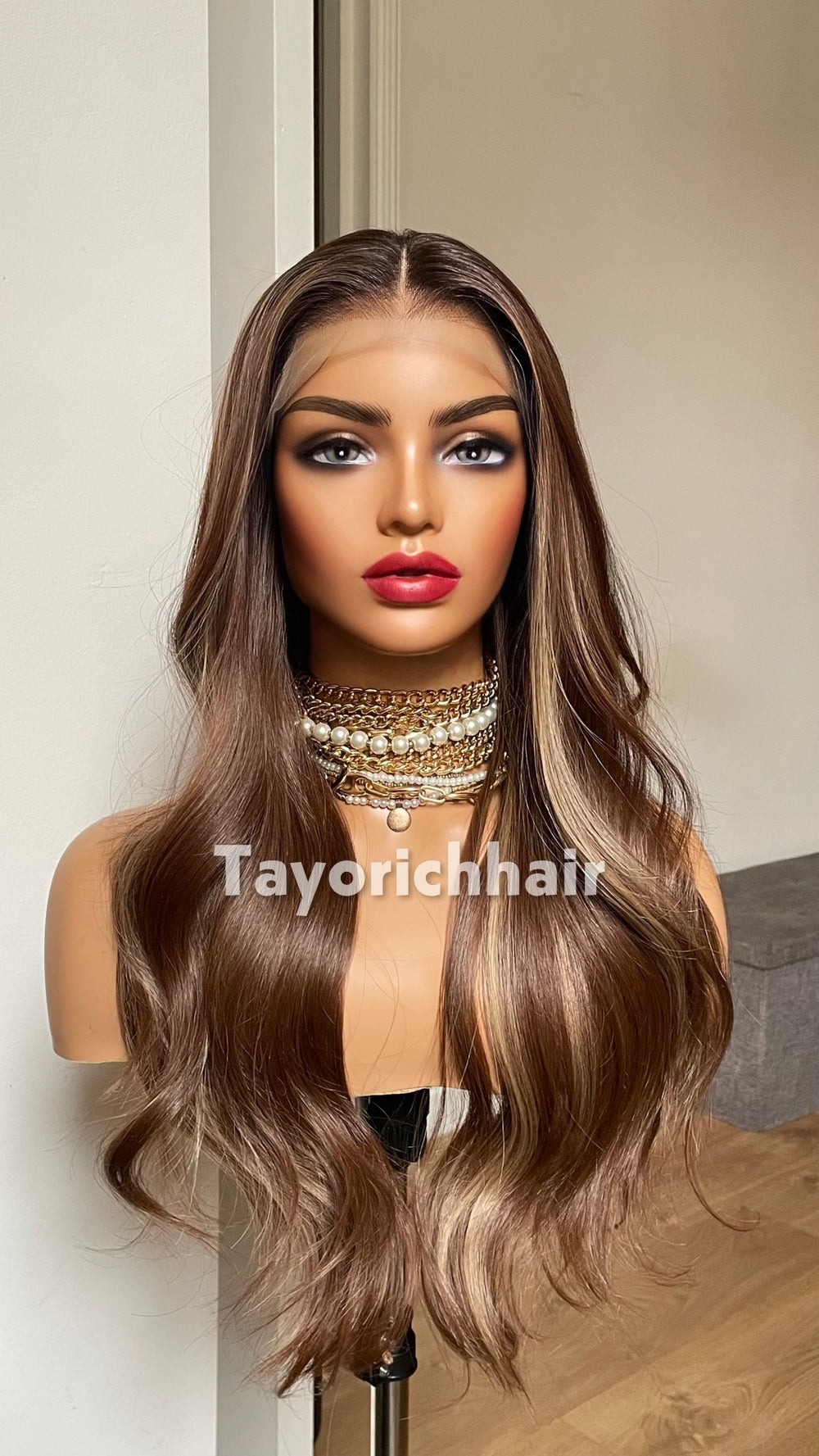 20-Inch Brown & Blonde Highlighted Wavy Synthetic Wig – Glueless Lace Front