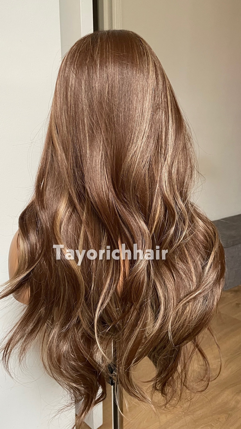 20-Inch Brown & Blonde Highlighted Wavy Synthetic Wig – Glueless Lace Front